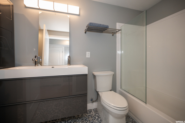 Basement bath with laundry