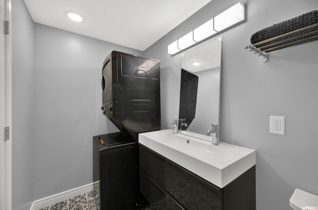 Basement bath with laundry