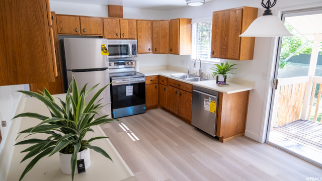 Kitchen walks out to deck