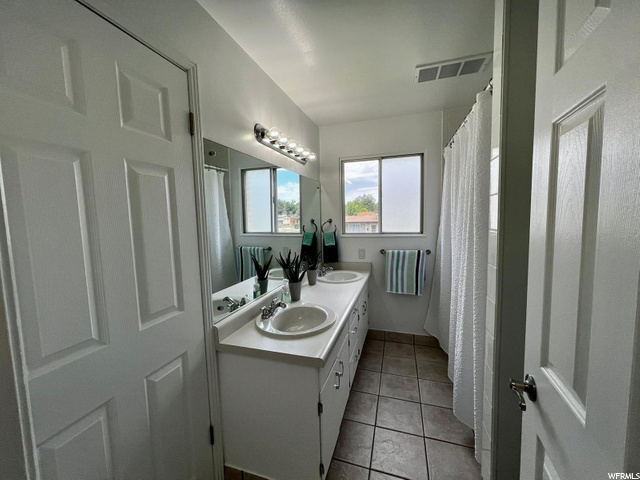 Upstairs Full Bathroom