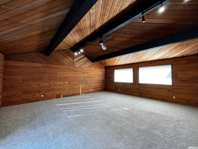 Super Large Great Room with Vaulted Ceiling over G