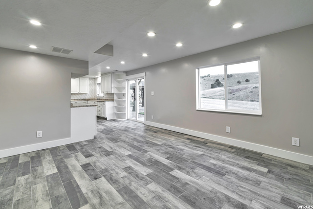 Basement Apartment Family room