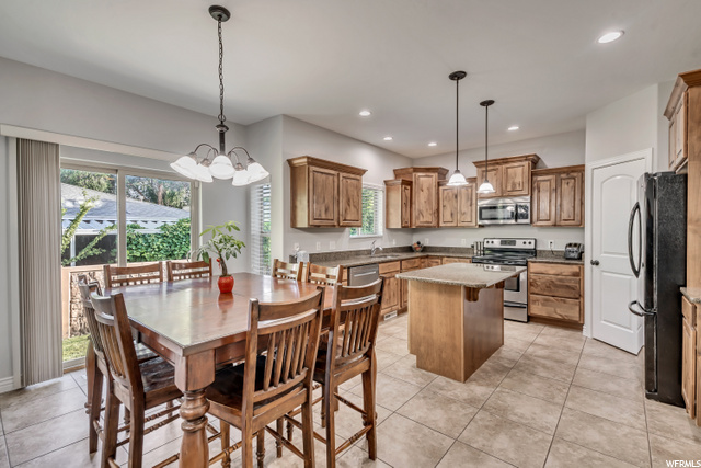 Dining & Kitchen