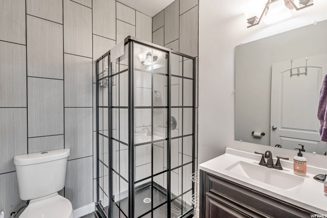 1st FLOOR BATHROOM