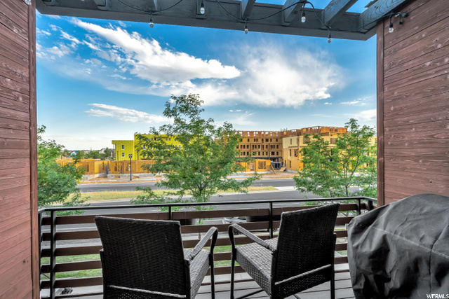 MAINLIVING area deck