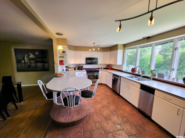 Kitchen with peninsula dining
