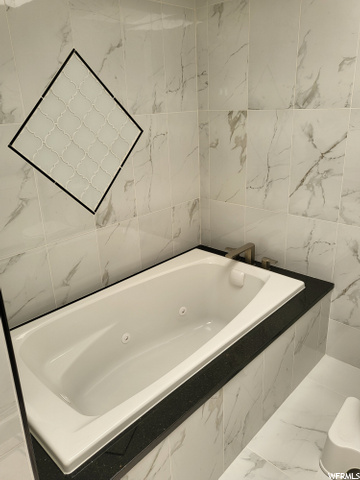 Grand master bath 4