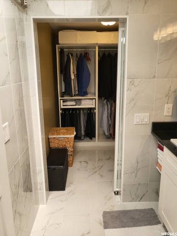 Grand master bath w/walk in closet