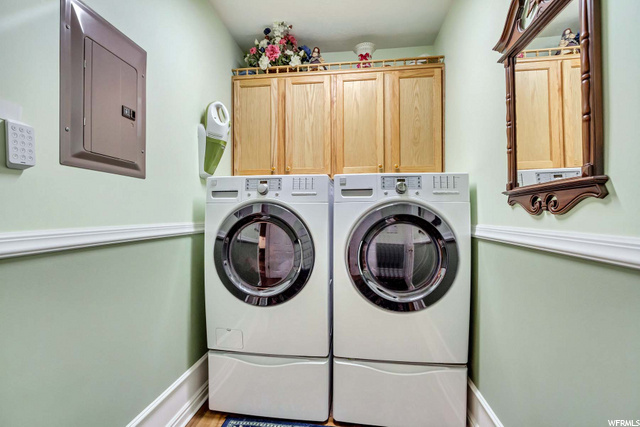 Laundry off kitchen & garage