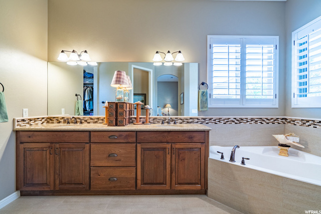Master Vanity & Tub
