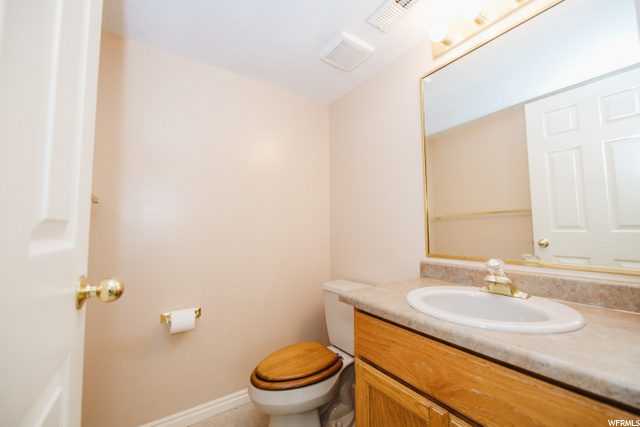 Downstairs 1/2 Bathroom