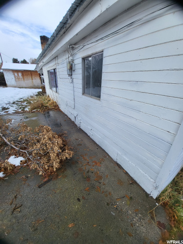 basket ball pad next to house