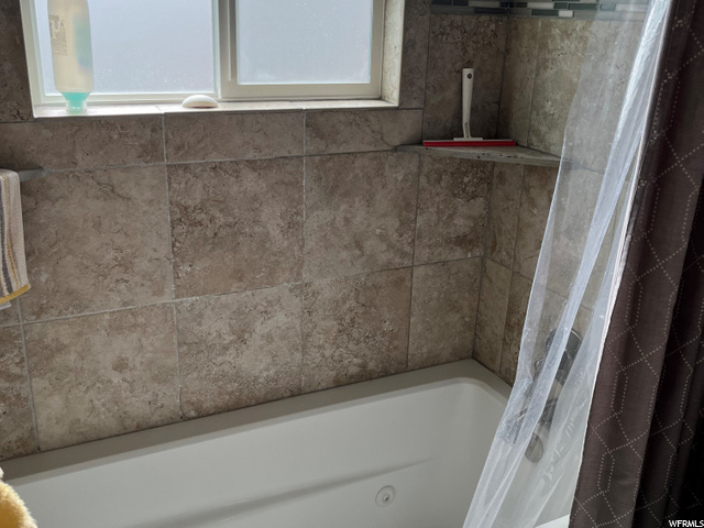 Jetted bathtub