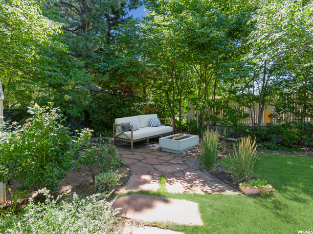 Contains Virtual Staging