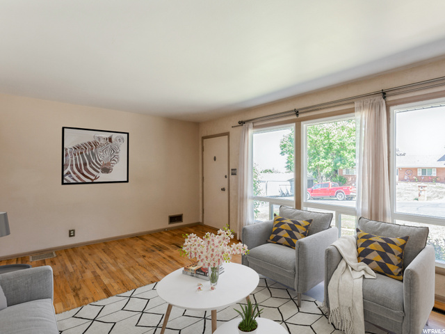 Contains Virtual Staging