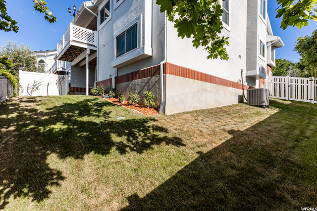 Private, fenced yard!