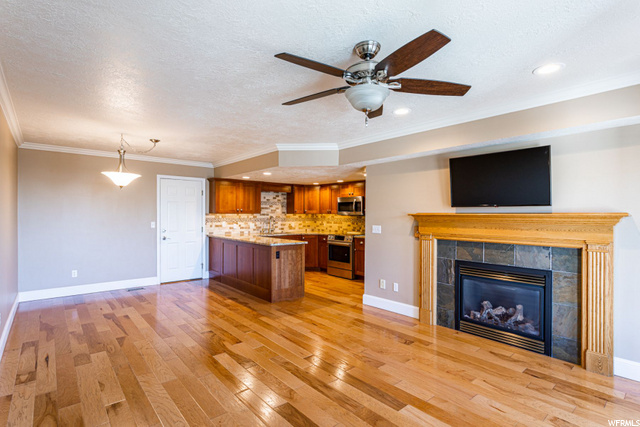 Gas fireplace!