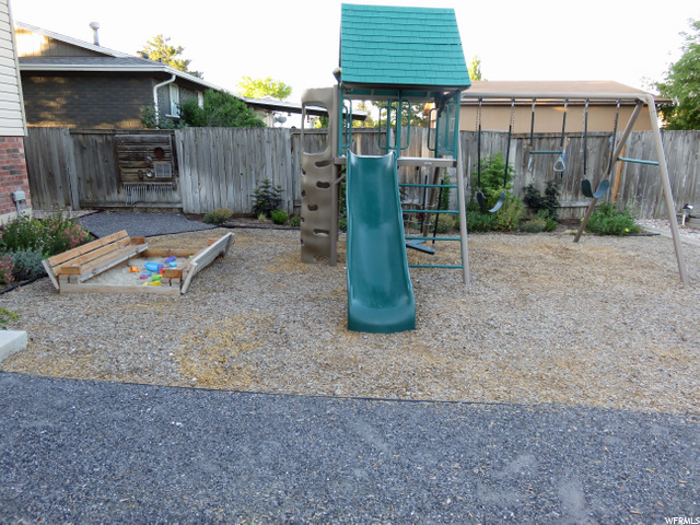 PLAY YARD