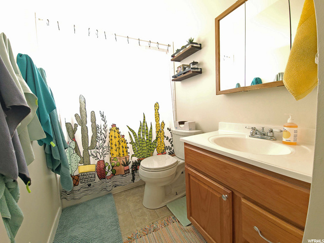 UPSTAIRS BATHROOM