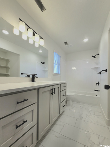 Master Bathroom - Main Floor