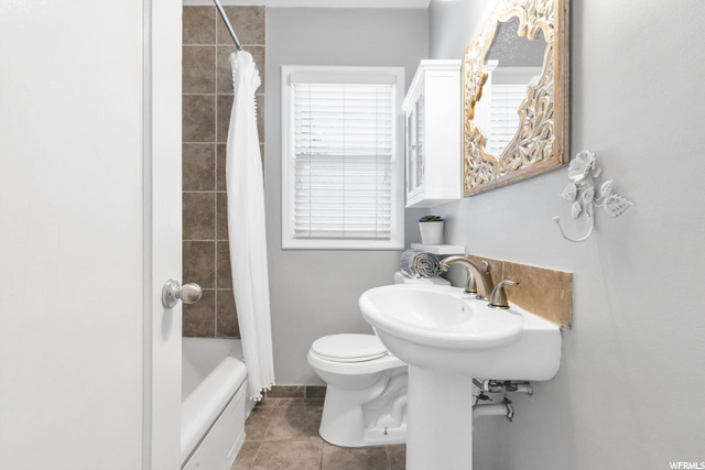 Upstairs full bath