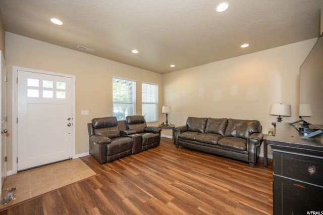 Entry/Living Room