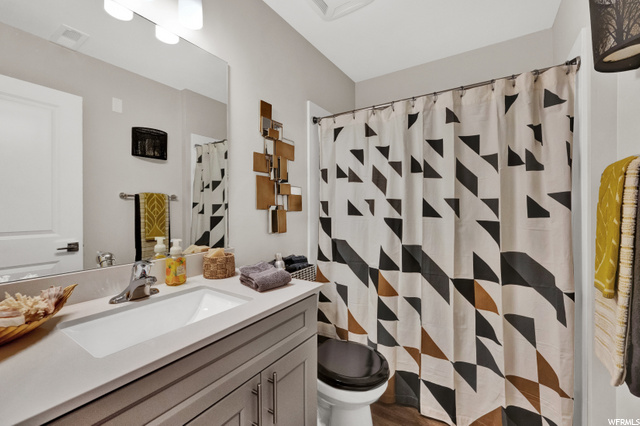 Main Level Bath between bedrooms