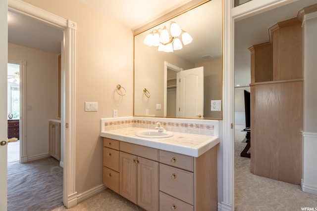 Upstairs Main Bathroom