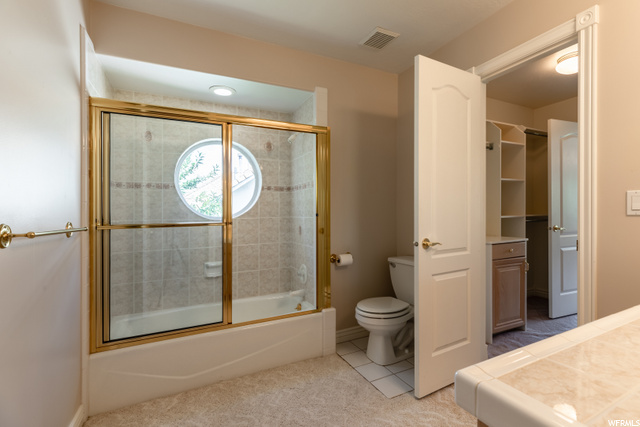 Upstairs Main Bathroom