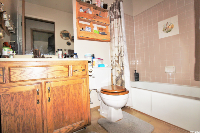 UPSTAIRS BATHROOM