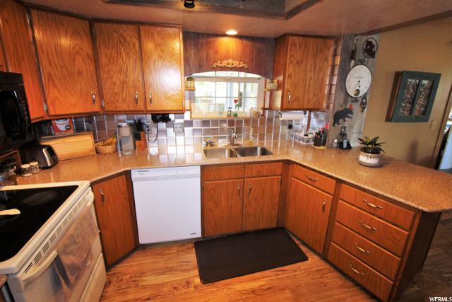 KITCHEN - OTHER VIEW