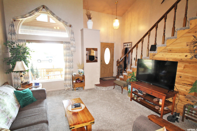 FRONT ROOM - OTHER VIEW