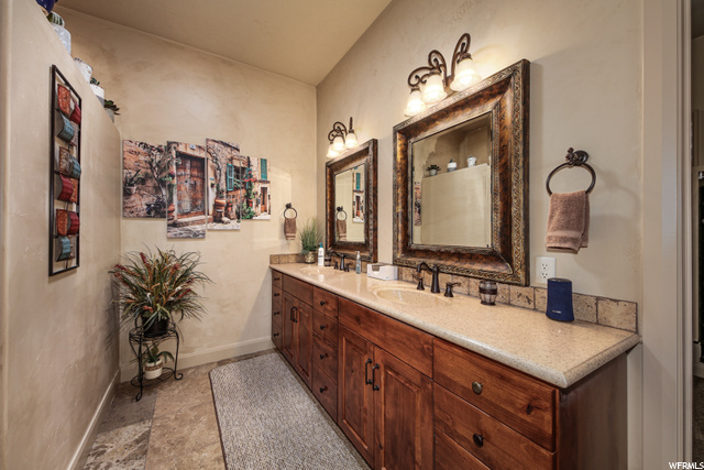 Master Bathroom w Dual Sinks