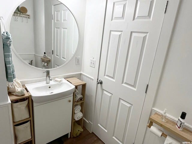 Bathroom | In Left Hallway