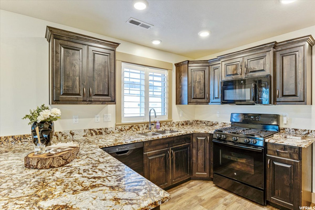 Plenty of Kitchen Cabinet Storage w/ Separate Pant