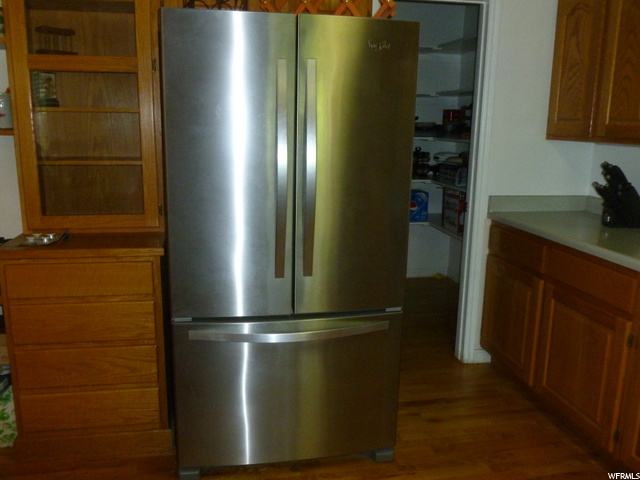 Refrigerator stays