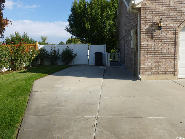 Side leading to the apartment entrance