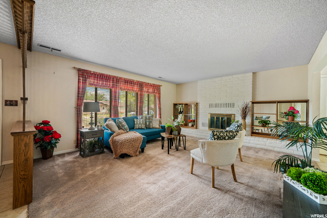 7-Living Room Entry