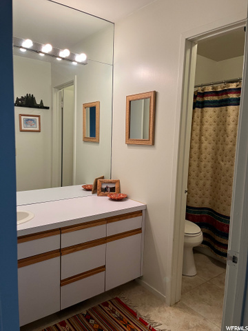 Mid-level Full Bathroom
