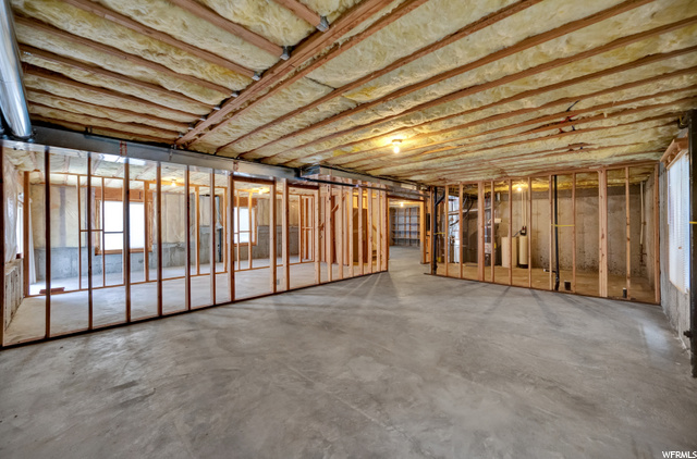 With 1920 square fee of unfinished space, large windows, and a walkout, the possibilities for customizing are endless!