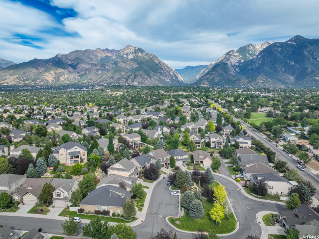 This community is backdropped by Little Cottonwood Canyon (Snowbird, Alta). Talk about LOCATION!