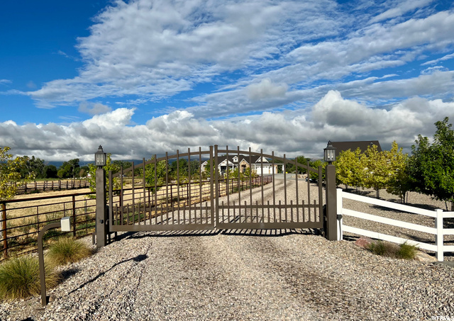Gate