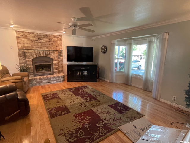 Living room w/ bay window