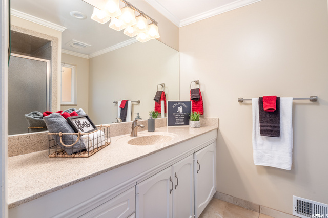 En-suite master bathroom