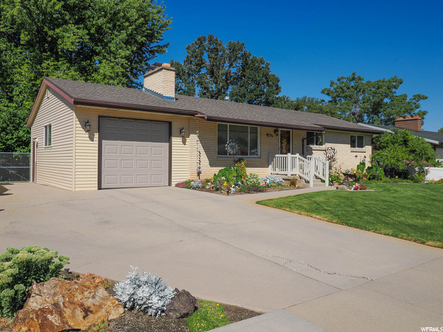 1 car garage with Rv parking