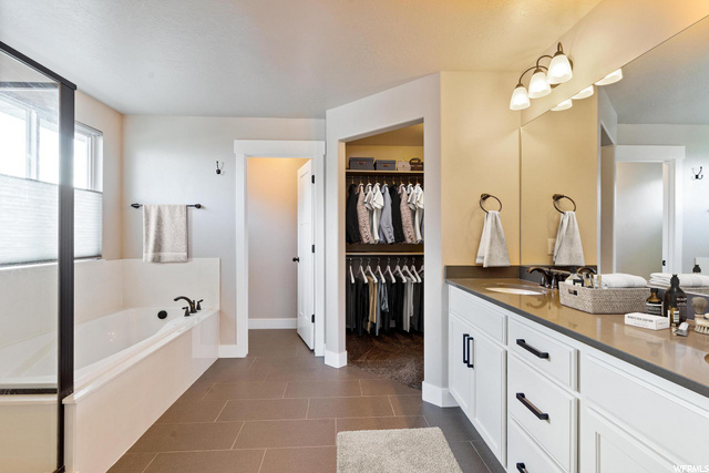Master en Suite & large Soaking Tub