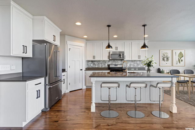 Kitchen w/ Large Island & Pantry