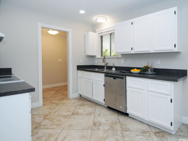 Kitchen view 2 (main)