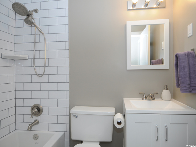 Bathroom 2 (main