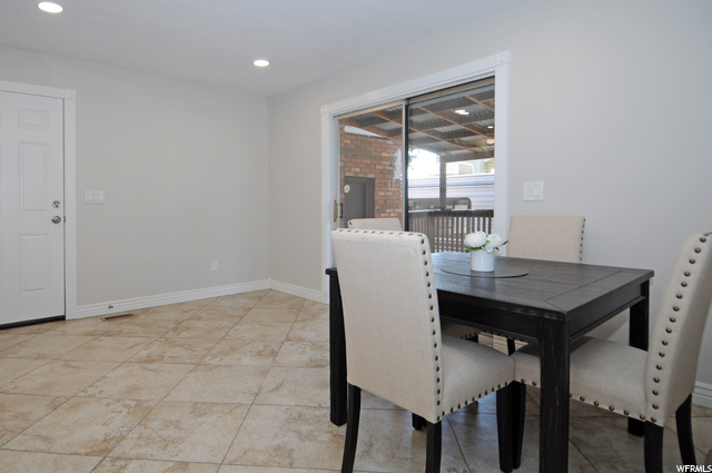 Dinning room view 2 (main)